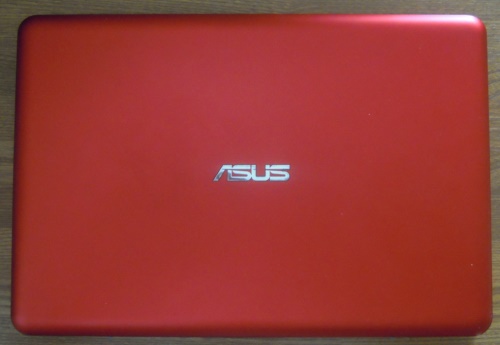 エイスースの赤いノートパソコン