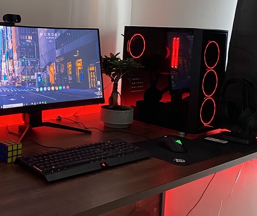 濃い色の机とノートパソコン