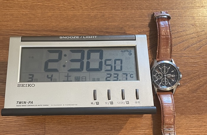 デジタル時計とアナログ腕時計