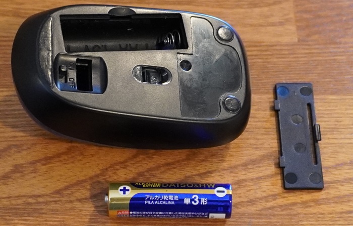 無線マウスと単三電池