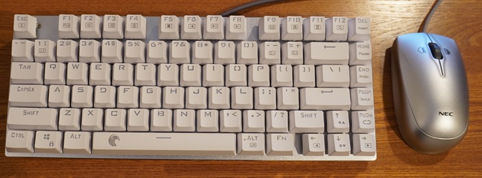 白いキーボードとシルバーのマウス
